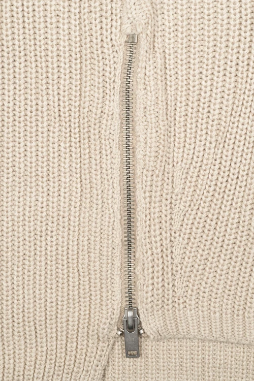 H&M-bezowy-sweter-z-jednym-zamkiem-zblizenie3.webp