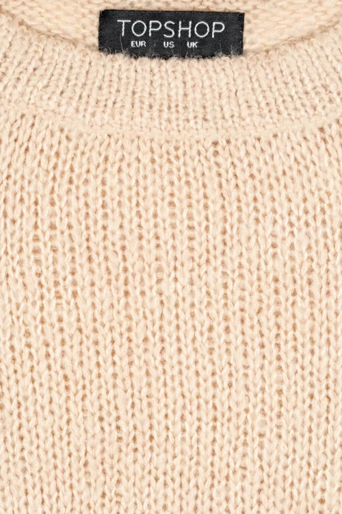 Topshop-bezowy-lekki-sweter-zblizenie.webp