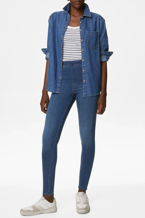 m&s-spodnie-jeansy-jegginsy-jeans-modelka-przod.webp