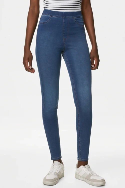 m&s-spodnie-jeansy-jegginsy-jeans-modelka-przod2.webp