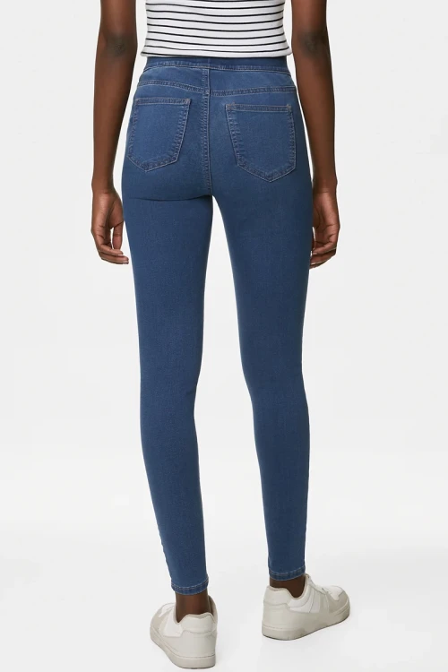 m&s-spodnie-jeansy-jegginsy-jeans-modelka-tyl.webp