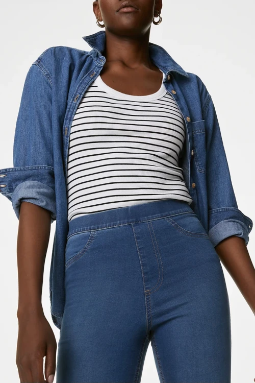 m&s-spodnie-jeansy-jegginsy-jeans-modelka-zblizenie.webp