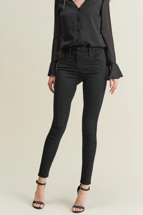 Next-czarne-spodnie-jeansy-lift-slim-shape-skinny-wysoki-stan-guziki-modelka-przod.webp