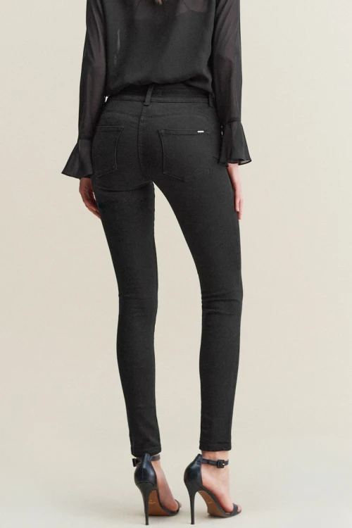 Next-czarne-spodnie-jeansy-lift-slim-shape-skinny-wysoki-stan-guziki-modelka-tyl.webp