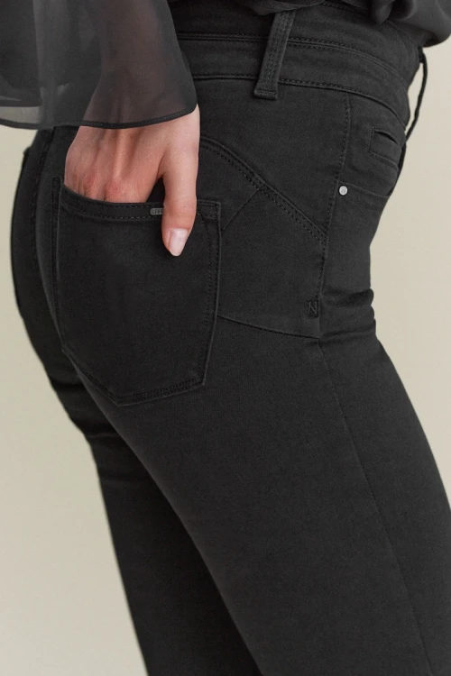 Next-czarne-spodnie-jeansy-lift-slim-shape-skinny-wysoki-stan-guziki-modelka-zblizenie2.webp
