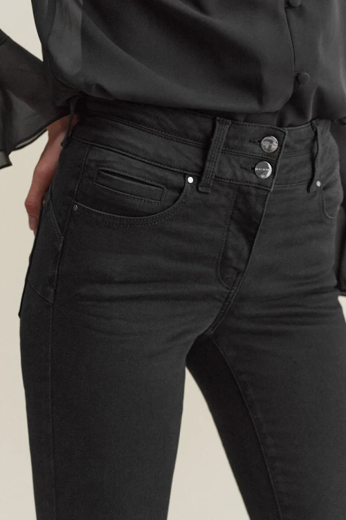 Next-czarne-spodnie-jeansy-lift-slim-shape-skinny-wysoki-stan-guziki-modelka-zblizenie.webp