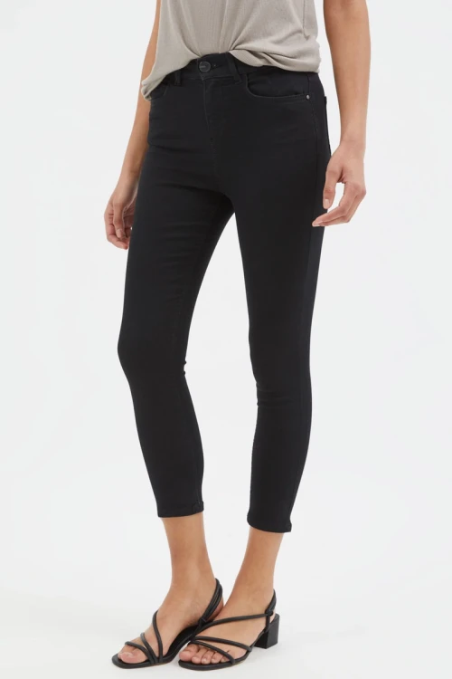 George-czarne-spodnie-jeansy-wonder-fit-crop-leg-modelka-przod.webp