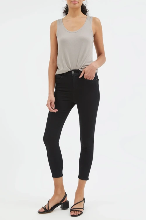 George-czarne-spodnie-jeansy-wonder-fit-crop-leg-modelka-przod2.webp