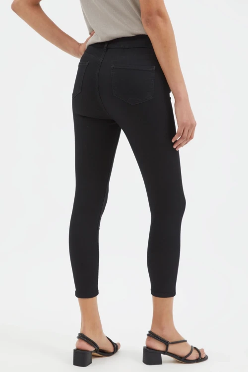 George-czarne-spodnie-jeansy-wonder-fit-crop-leg-modelka-tyl.webp