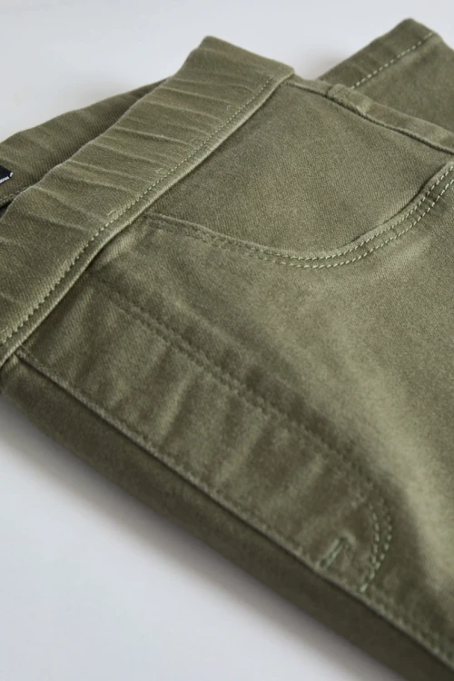 George-Erin-oliwkowe-spodnie-jegginsy-rurki-slim-skinny-zblizenie.webp