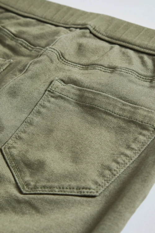 George-Erin-oliwkowe-spodnie-jegginsy-rurki-slim-skinny-zblizenie2.webp