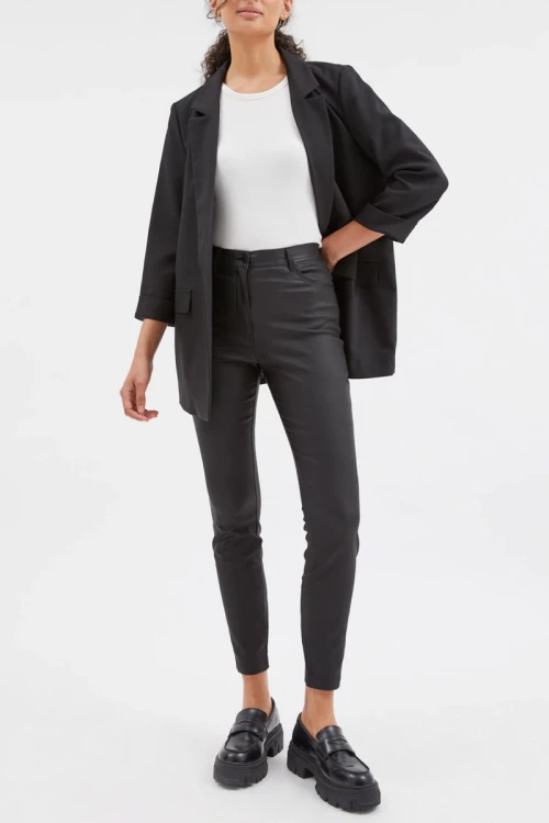 George-czarne-spodnie-woskowane-rurki-slim-modelka-przod.webp