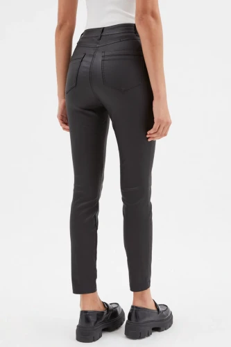 George-czarne-spodnie-woskowane-rurki-slim-modelka-tyl.webp