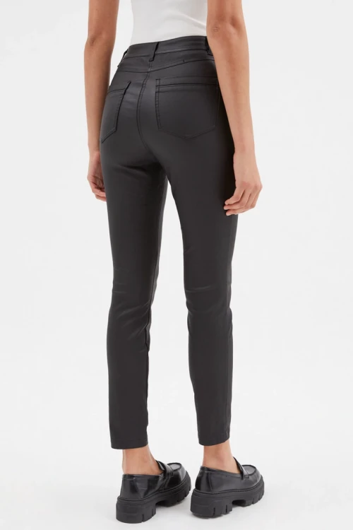 George-czarne-spodnie-woskowane-rurki-slim-modelka-tyl.webp