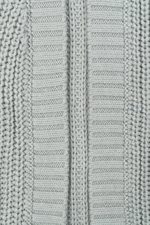 H&M-szara-dluga-dzianinowa-narzuta-zblizenie.webp