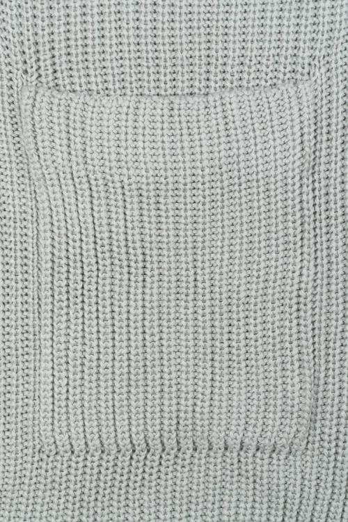 H&M-szara-dluga-dzianinowa-narzuta-zblizenie3.webp