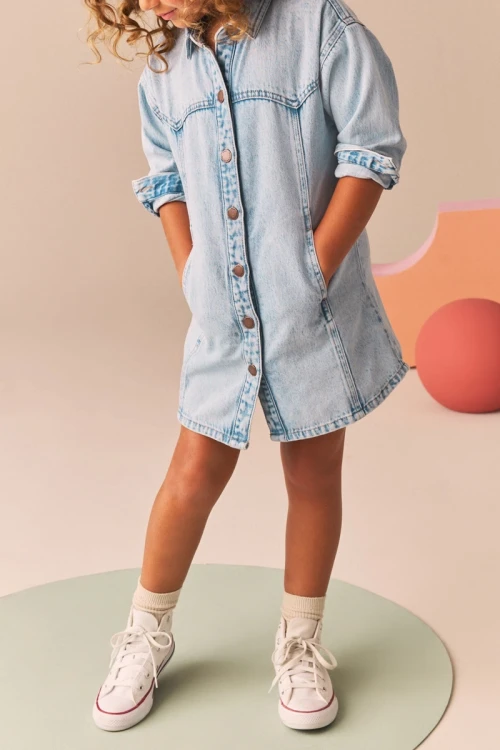 Next-dziecieca-jeansowa-sukienka-jasny-jeans-modelka.webp
