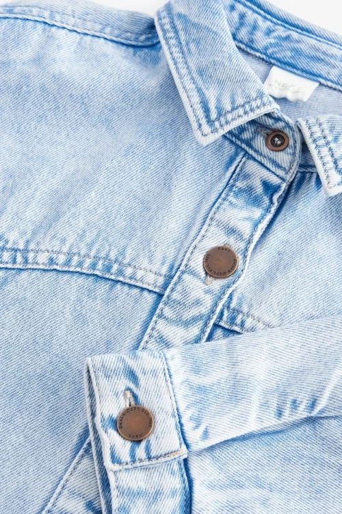 Next-dziecieca-jeansowa-sukienka-jasny-jeans-zblizenie.webp