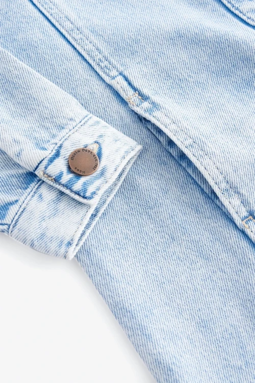 Next-dziecieca-jeansowa-sukienka-jasny-jeans-zblizenie2.webp