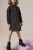 Next-dziecieca-jeansowa-czarna-sukienka-jeans-modelka.webp