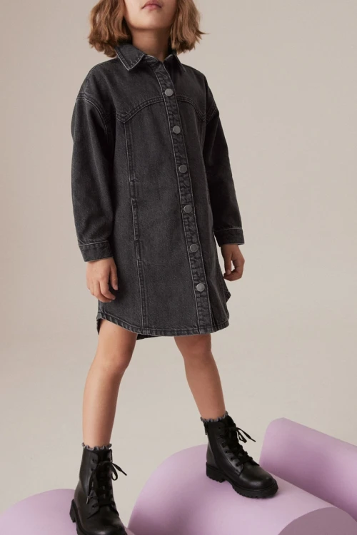 Next-dziecieca-jeansowa-czarna-sukienka-jeans-modelka.webp