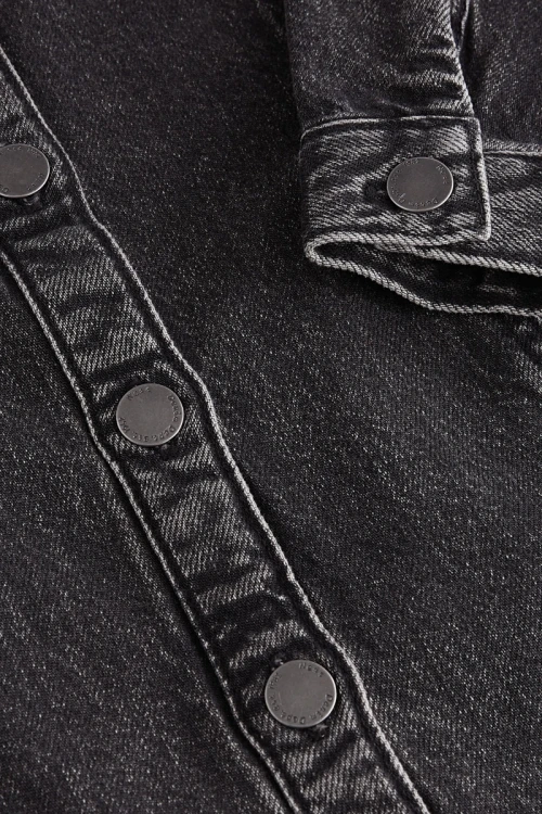 Next-dziecieca-jeansowa-czarna-sukienka-jeans-zblizenie.webp