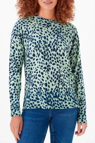 Papaya-mietowy-sweter-zwierzecy-wzor-modelka-przod.webp