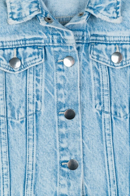 H&M-jasna-jeansowa-kurtka-katana-dziecieca-jeans-zblizenie.webp