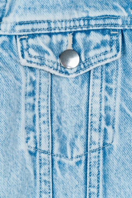 H&M-jasna-jeansowa-kurtka-katana-dziecieca-jeans-zblizenie2.webp