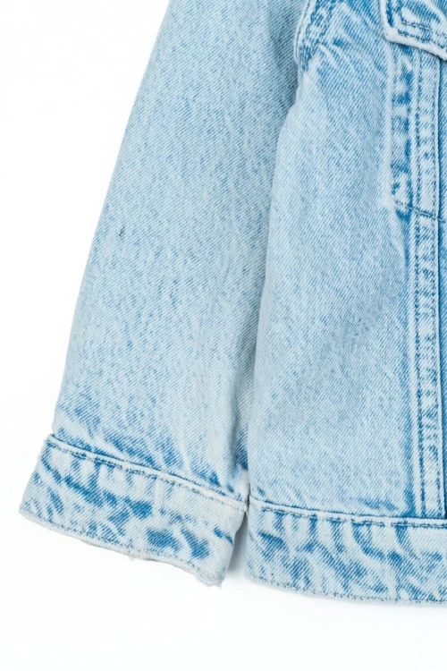 H&M-jasna-jeansowa-kurtka-katana-dziecieca-jeans-zblizenie3.webp