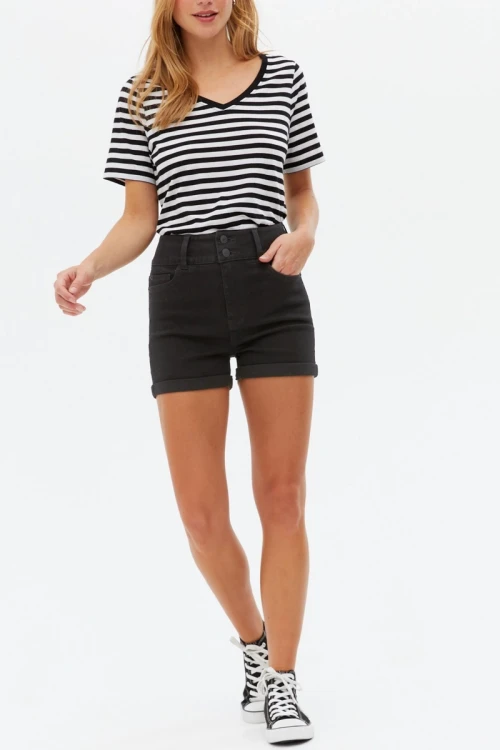 New-look-czarne-damskie-spodenki-wysoki-stan-2-guziki-modelka-przod2.webp
