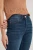 Papaya-Jolie-Relaxed-Skinny-ciemne-jeansowe-spodnie-jeansy-modelka-zblizenie.webp