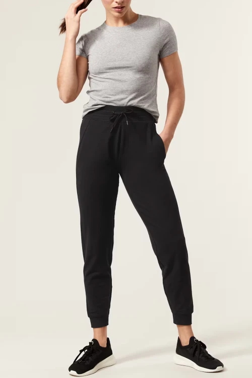M&S-czarne-damskie-spodnie-joggery-dresy-sportowe-modelka-przod.webp