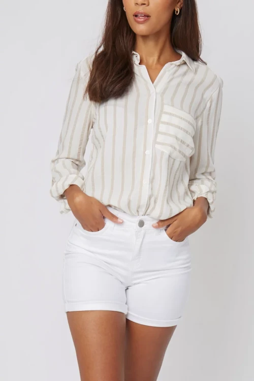 George-biale-damskie-spodenki-modelka-przod.webp