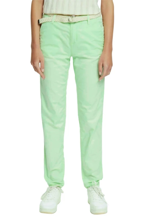 esprit-pistacjowe-lekkie-spodnie-chinosy-modelka-przod.webp