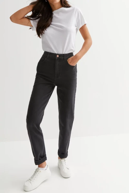 New Look-Tori-modelujaco-ksztaltujace-czarne-jeansy-z-lyocellem-modelka-przod.webp