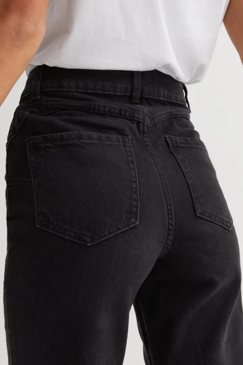 New Look-Tori-modelujaco-ksztaltujace-czarne-jeansy-z-lyocellem-modelka-zblizenie.webp