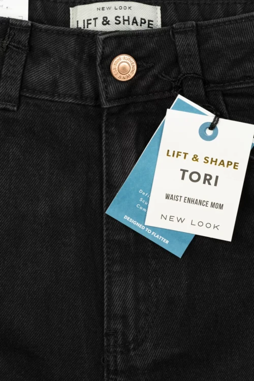 New Look-Tori-modelujaco-ksztaltujace-czarne-jeansy-z-lyocellem-zblizenie.webp