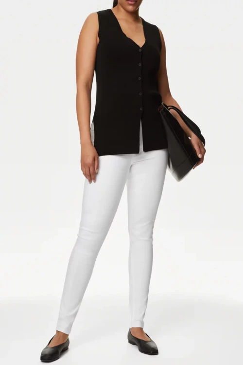 M&S-biale-spodnie-jeansy-relaxed-slim-modelka-przod2.webp