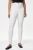 M&S-biale-spodnie-jeansy-relaxed-slim-modelka-przod.webp