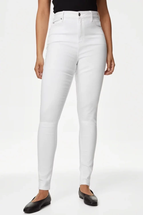 M&S-biale-spodnie-jeansy-relaxed-slim-modelka-przod.webp