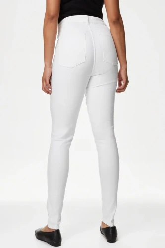 M&S-biale-spodnie-jeansy-relaxed-slim-modelka-tyl.webp