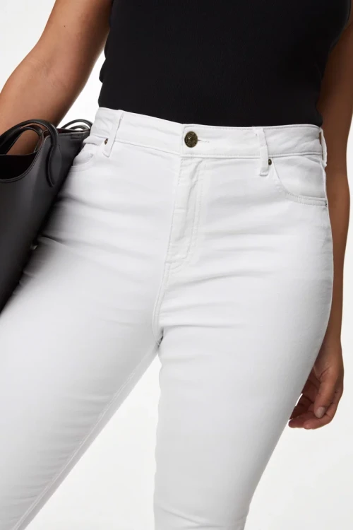 M&S-biale-spodnie-jeansy-relaxed-slim-modelka-zblizenie.webp