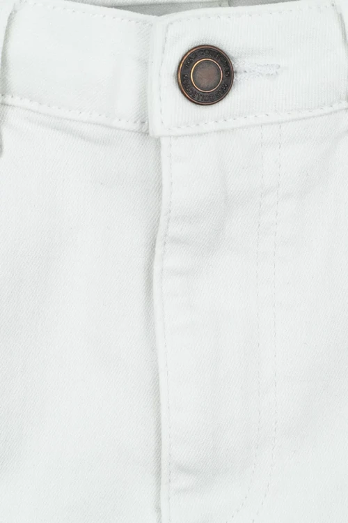 M&S-biale-spodnie-jeansy-relaxed-slim-zblizenie.webp