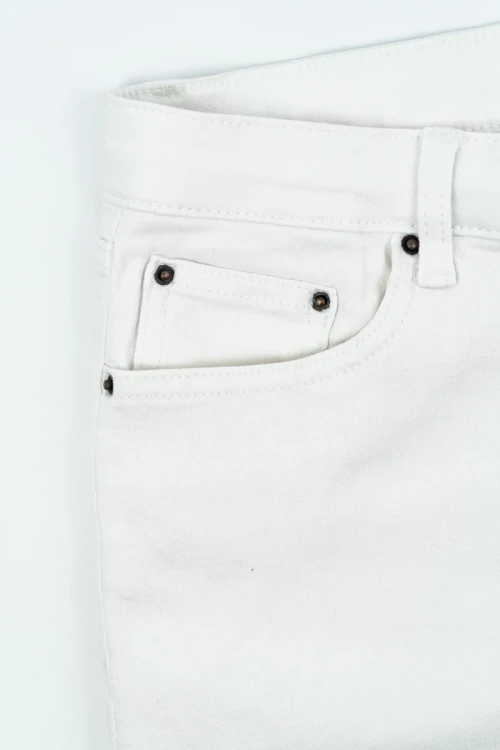 M&S-biale-spodnie-jeansy-relaxed-slim-zblizenie2.webp
