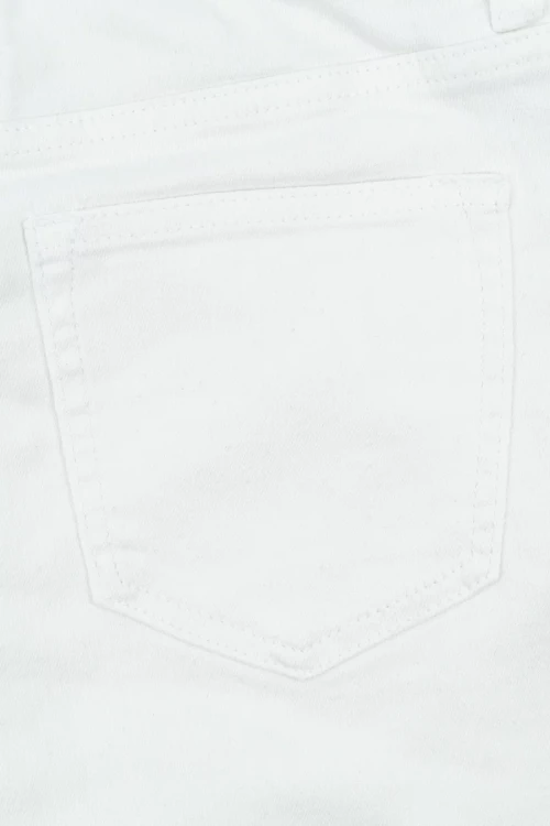 M&S-biale-spodnie-jeansy-relaxed-slim-zblizenie3.webp