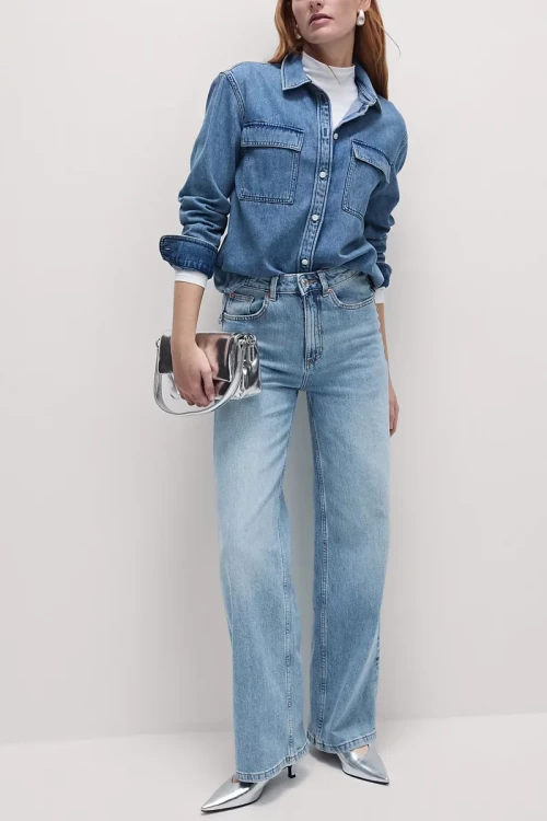 M&S-jasne-jeansy-spodnie-wilde-szerokie-nogawki-modelka-przod.webp
