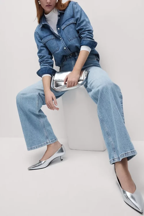 M&S-jasne-jeansy-spodnie-wilde-szerokie-nogawki-modelka-przod3.webp