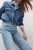 M&S-jasne-jeansy-spodnie-wilde-szerokie-nogawki-modelka-zblizenie.webp