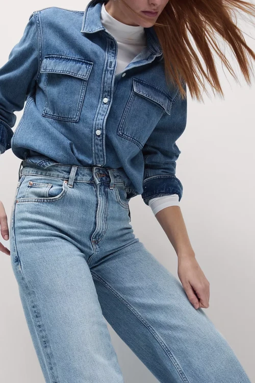 M&S-jasne-jeansy-spodnie-wilde-szerokie-nogawki-modelka-zblizenie.webp
